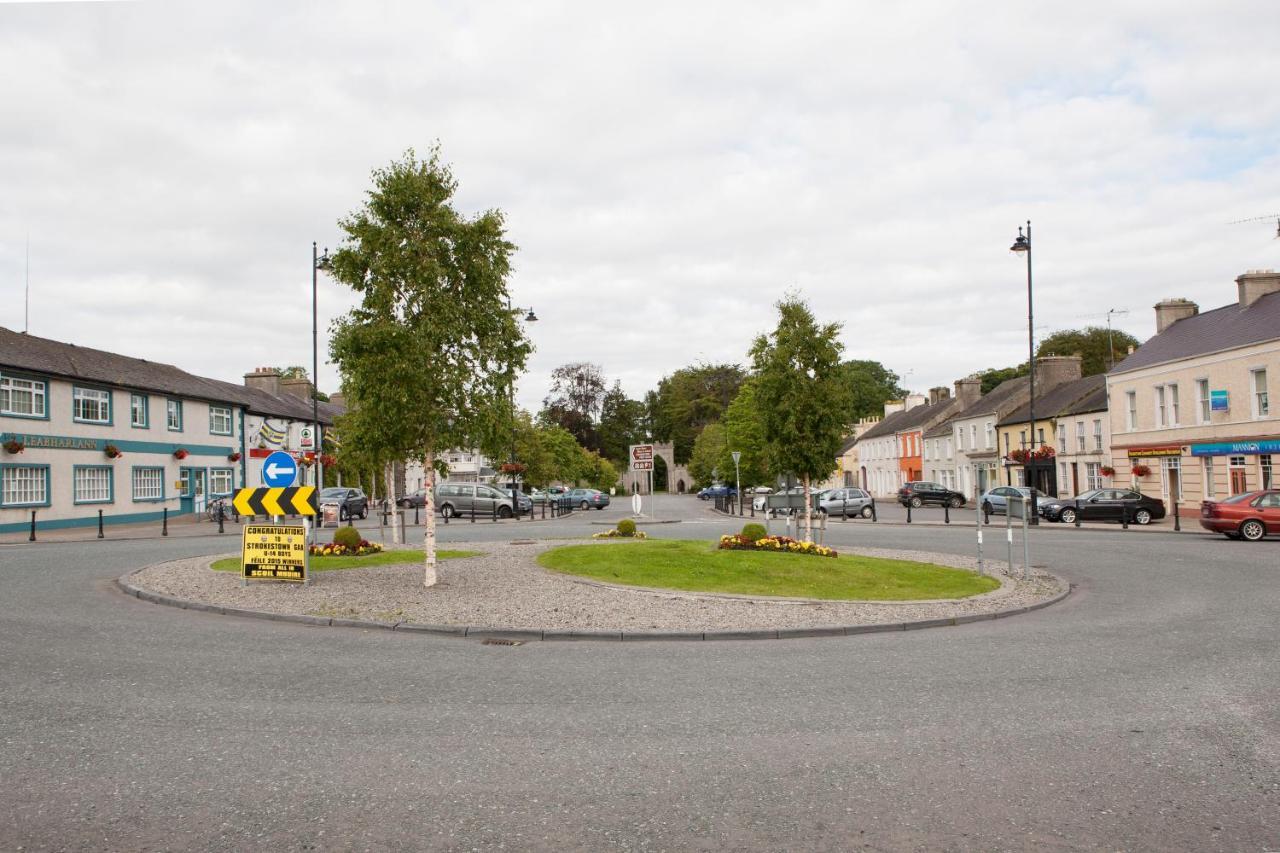 Inviting 4-Bed House In Strokestown Exterior foto